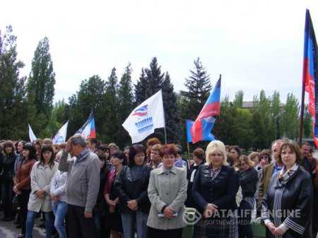 ТОРЕЗ ВСТРЕЧАЕТ ЗНАМЯ ПОБЕДЫ!