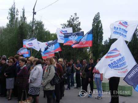 ТОРЕЗ ВСТРЕЧАЕТ ЗНАМЯ ПОБЕДЫ!