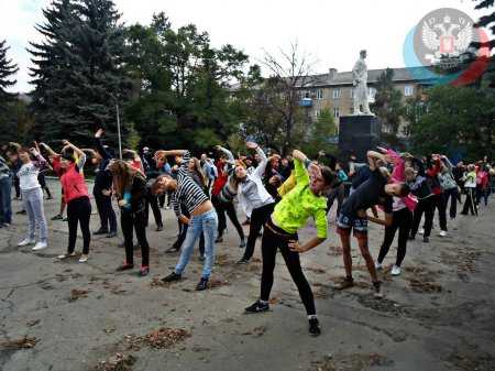 В ТОРЕЗЕ СОСТОЯЛАСЬ ПРОБЕЖКА В ПОДДЕРЖКУ ЗДОРОВОГО ОБРАЗА ЖИЗНИ и ВТОРОЙ ГОДОВЩИНЫ СОЗДАНИЯ ОД "ДОНЕЦКАЯ РЕСПУБЛИКА"