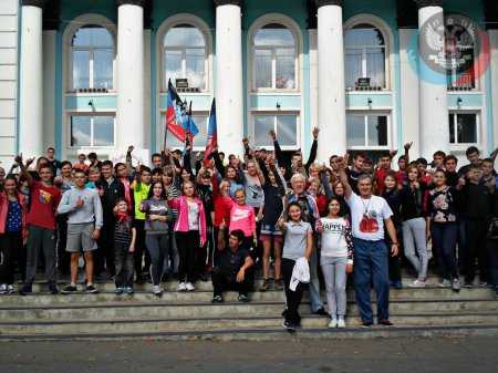 В ТОРЕЗЕ СОСТОЯЛАСЬ ПРОБЕЖКА В ПОДДЕРЖКУ ЗДОРОВОГО ОБРАЗА ЖИЗНИ и ВТОРОЙ ГОДОВЩИНЫ СОЗДАНИЯ ОД "ДОНЕЦКАЯ РЕСПУБЛИКА"