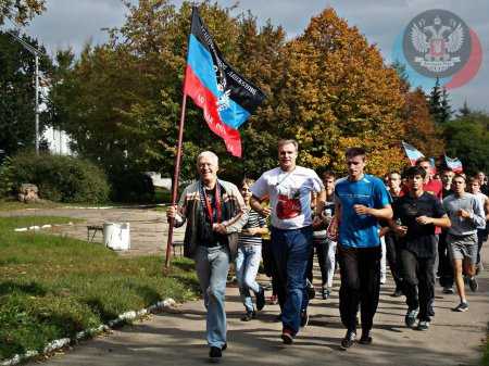 В ТОРЕЗЕ СОСТОЯЛАСЬ ПРОБЕЖКА В ПОДДЕРЖКУ ЗДОРОВОГО ОБРАЗА ЖИЗНИ и ВТОРОЙ ГОДОВЩИНЫ СОЗДАНИЯ ОД "ДОНЕЦКАЯ РЕСПУБЛИКА"