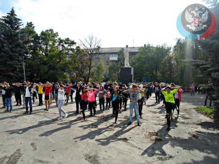 В ТОРЕЗЕ СОСТОЯЛАСЬ ПРОБЕЖКА В ПОДДЕРЖКУ ЗДОРОВОГО ОБРАЗА ЖИЗНИ и ВТОРОЙ ГОДОВЩИНЫ СОЗДАНИЯ ОД "ДОНЕЦКАЯ РЕСПУБЛИКА"