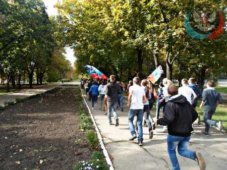 В ТОРЕЗЕ СОСТОЯЛАСЬ ПРОБЕЖКА В ПОДДЕРЖКУ ЗДОРОВОГО ОБРАЗА ЖИЗНИ и ВТОРОЙ ГОДОВЩИНЫ СОЗДАНИЯ ОД "ДОНЕЦКАЯ РЕСПУБЛИКА"