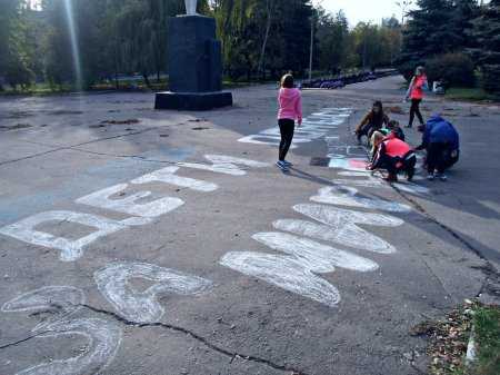 В ТОРЕЗЕ СОСТОЯЛАСЬ АКЦИЯ "ДЕТИ ДОНБАССА ЗА МИРНОЕ НЕБО!"