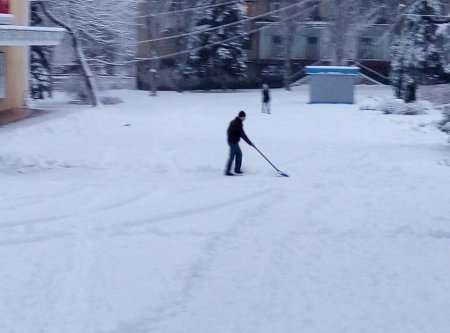 Расчистка тротуаров  по городу Торезу